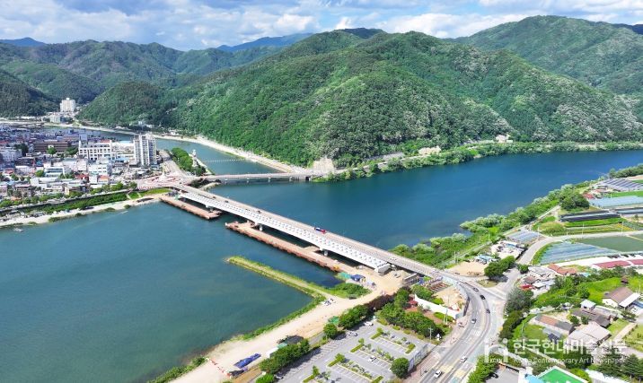 10일 모습을 드러낸 新 화천대교. 공정률 60%를 돌파해 내년 4월 개통을 목표로 하고 있다