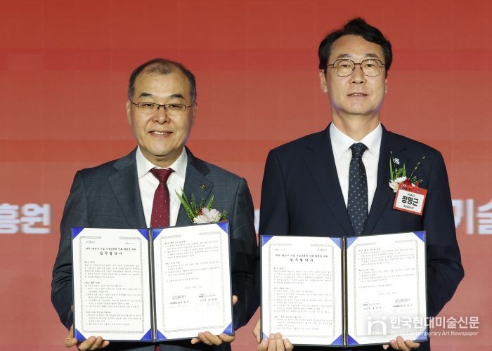 10일 수원과학대학교 신텍스에서 정명근 화성특례시장(오른쪽)과 홍원화 한국연구재단 이사장(왼쪽)이 '대학-화성시 기업 기술경쟁력 강화를 위한 업무협약'을 체결하고 기념 촬영을 하고 있다.