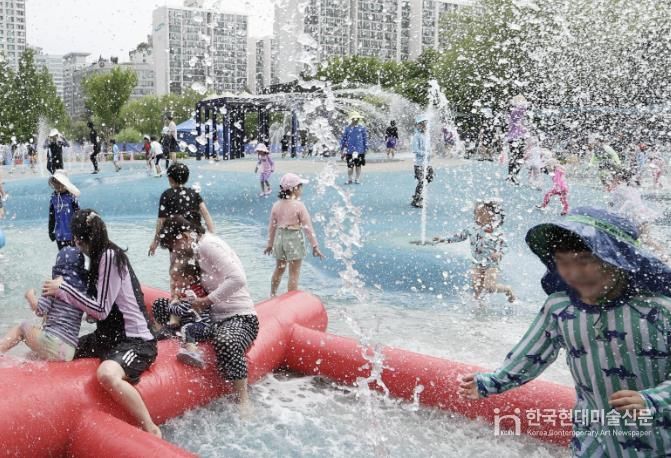 지난 7일 개장한 중앙공원 물놀이장에서 아이들이 물놀이를 즐기고 있다.