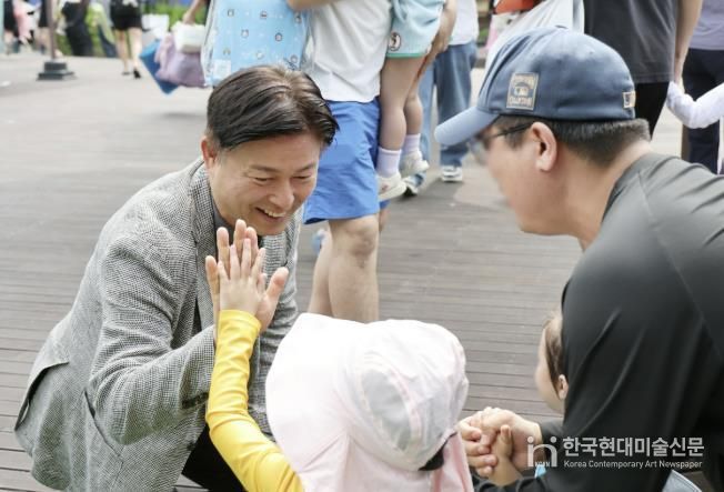 조용익 부천시장이 지난 7일 중앙공원 물놀이장 개장식에서 어린이들과 하이파이브를 하고 있다.