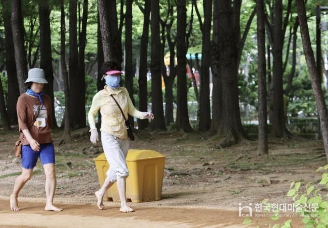 시민들이 중앙공원에 조성된 맨발길을 걷고 있다.