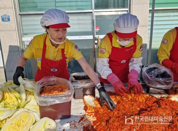 대한적십자사봉사회 하남시협의회 봉사원들이 관내 취약계층에게 전달할 여름김치를 만들고 있다.