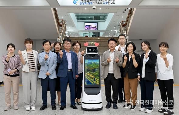 김동근 시장이 6월 16일 지방세 안내 로봇 시연회에서 직원들과 함께 기념사진을 찍고 있다.