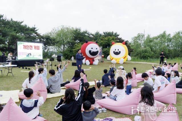 2025 ‘엄빠랑 풀빛캠핑’에서 아이와 부모가 함께 행사를 즐기고 있다.