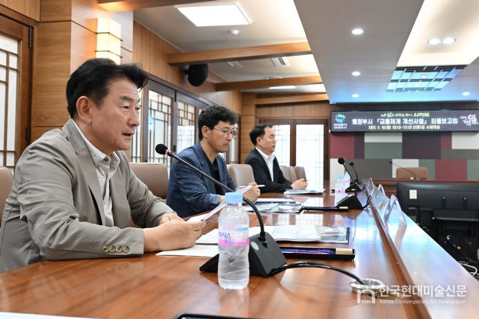 김동근 시장이 6월 16일 시청 소회의실에서 ‘교통신호체계 및 교통혼잡지역 개선 사업’ 최종보고회를 진행하고 있다.