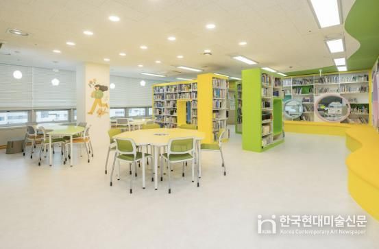 리모델링 후 재개관하는 양천구 영어특성화도서관 영어자료실 내부