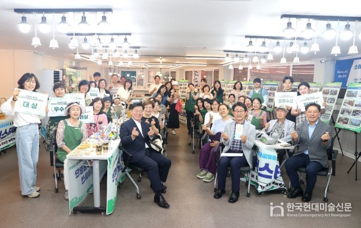 박승원 광명시장이 24일 오후 소하2동 더드림 도시재생현장지원센터에서 열린 더드림 도시재생사업 성과공유회 참석자들과 기념사진을 촬영하고 있다.