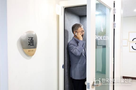 장인홍 구로구청장이 구청 신관 3층에 설치된 방음전화실(폰부스)에서 통화를 하고 있다.