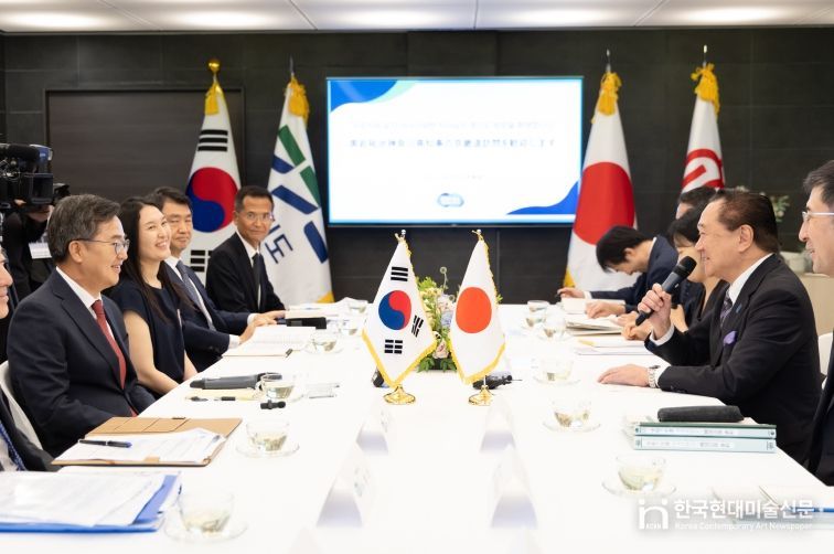 16일 오전 도담소에서 김동연 경기도지사가 구로이와 유지 가나가와현 지사 및 대표단과 면담을 하고 있다.