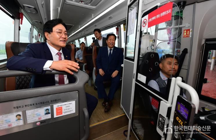 박용철 강화군수, 3000번 버스 증차 운행 첫날 현장 방문… “계속해서 광역교통망 개선할 것”