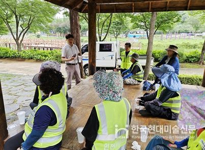 나한주 가족공원사업단장이 기간제 근로자들과 음료를 마시며 담소를 나누고 있다.