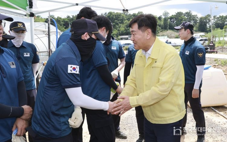 22일 김관영 전북특별자치도지사는 지난 7월 16일부터 19일까지 내린 집중호우로 인해 침수 피해가 발생한 고창군 대산면 수박비닐하우스 농가를 찾아 위로하고 응급 복구 현황과 대민 지원 상황을 점검하고 있다