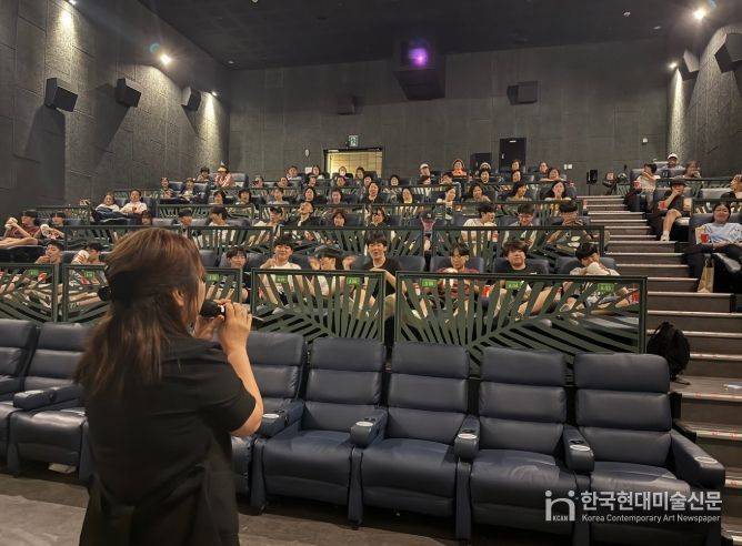 자원봉사자와 함께 영화 ‘슈퍼맨’관람