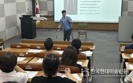 김형수 장애인학생지원네트워크 사무총장이 지난 24일 인천장애인종합복지관이 마련한 뇌병변장애 자녀 부모교육에서 ‘장애인의 진로 결정 성찰과 패러다임의 변화’를 주제로 강의하고 있다.