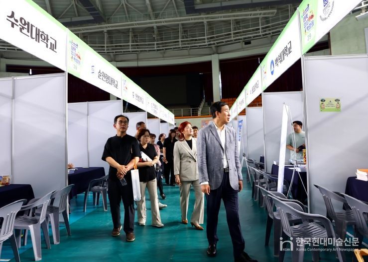 충주시대학입시박람회 성황(조길형 시장이 현장을 둘러보고있다)