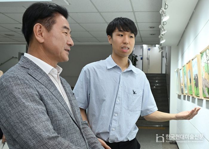 김동근 시장이 9월 1일 ‘멸종위기 동물 그림 전시회’가 진행 중인 시청 시민갤러리에서 강석준 화가에게 작품 설명을 듣고 있다.