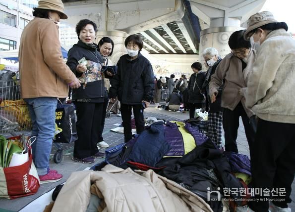 지난해 11월 창동역 1번 출구에서 열린 ‘창동역 희망장터’에서 주민들이 중고물품을 거래하고 있다.