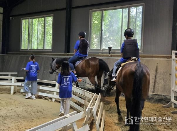 도봉구 드림스타트 아동들이 승마 체험을 하고 있다.