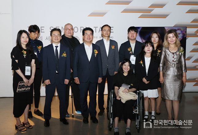 서울창작예술센터 장애예술기획전 <감각의 서사> 주요 참석자 (우측 아이수루 시의원)
