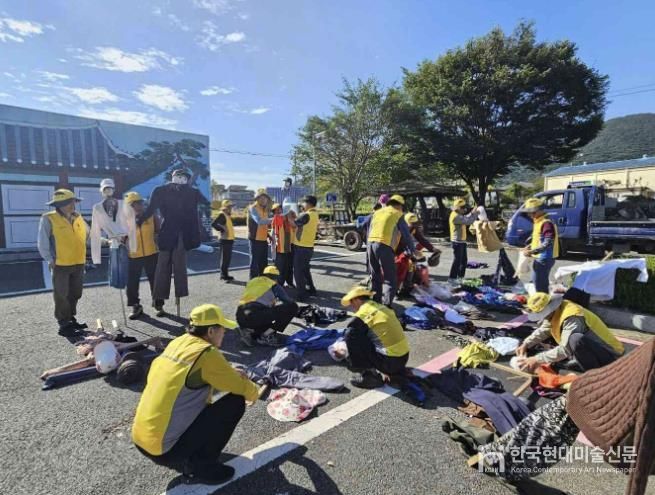 대흥면 노인회(의좋은 형제 봉사단)의 허수아비 제작 모습