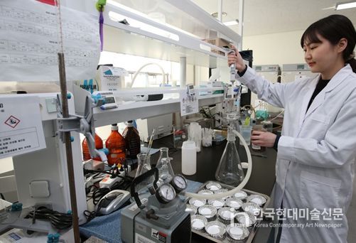 _인천환경공단 환경연구소 직원이 수질실험을 하고 있다.