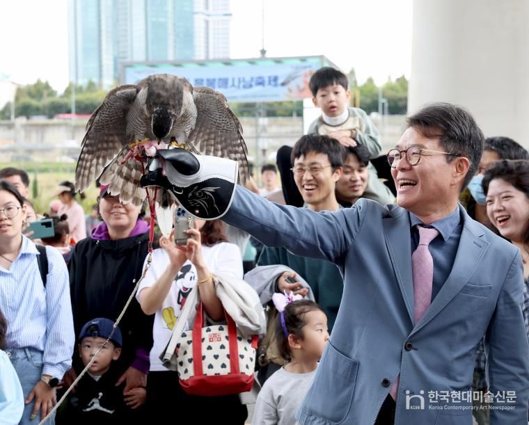 2024년 ‘응봉 매사냥 축제’에서 정원오 성동구청장이 매를 손에 올리고 있는 모습