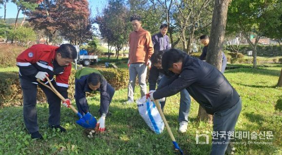 청양군, 건강한 숲 만들기 총력… 비료주기·잡초 제거·환경정비 병행