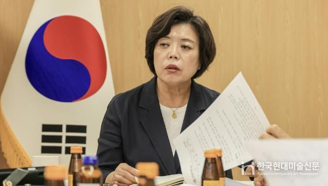 신계용 과천시장이 내년도 업무계획을 보고 받으면서 발언하는 모습