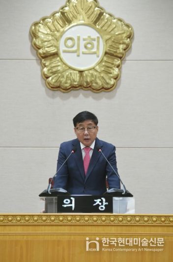 윤창철 의장이 제381회 임시회 제5차 본회의를 주재하고 있다.