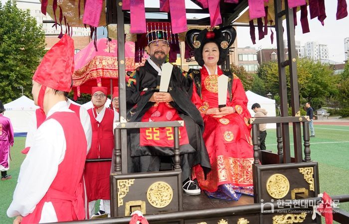 조선시대 왕의 행차를 재현한 제35회 청룡문화제 어가행렬에서 임금과 왕비가 가마를 타고 입장하고 있다