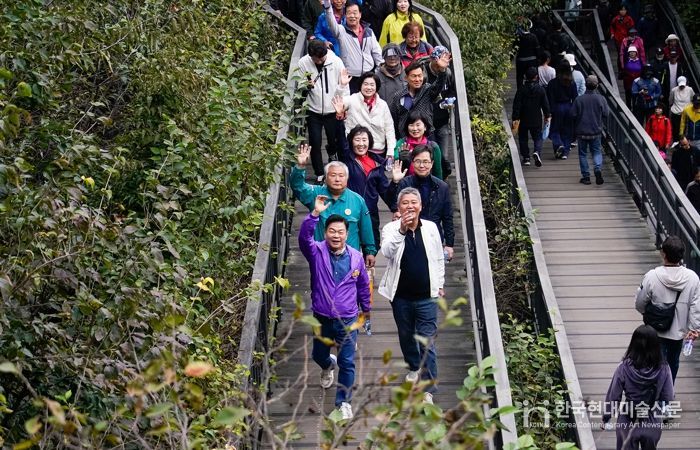 이필형 동대문구청장이 구민들과 함께 걷는 모습