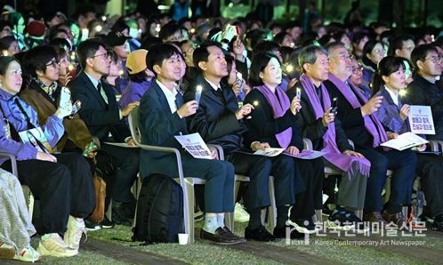 오세훈 서울시장이 25일(토) 저녁 서울광장에서 열린 ‘10.29 이태원 참사 3주기 시민추모대회’에 참석했다.