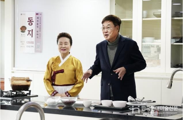 지난해 12월 떡박물관을 찾은 정문헌 종로구청장의 모습