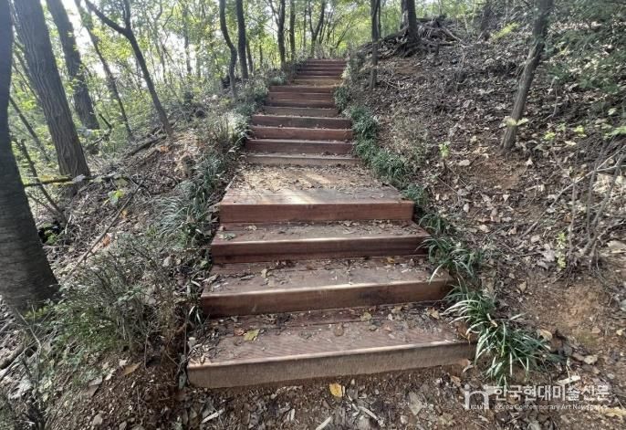 서대문구가 8∼10월 시행한 관내 궁동산 등산로 정비 후 모습