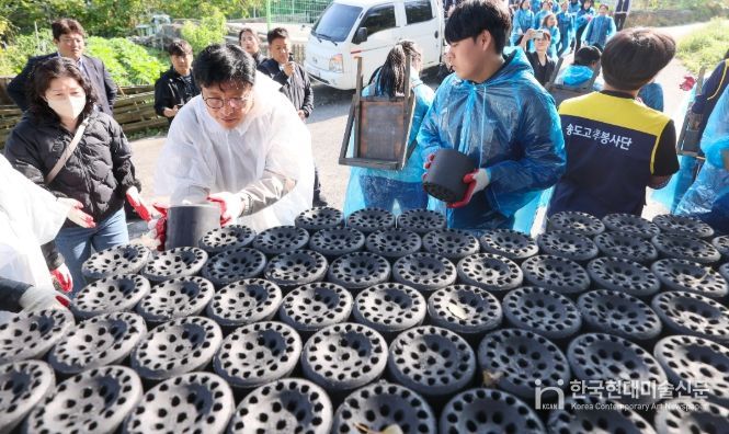 이웃에 온기를 전하는사랑더함 연탄봉사에 동행