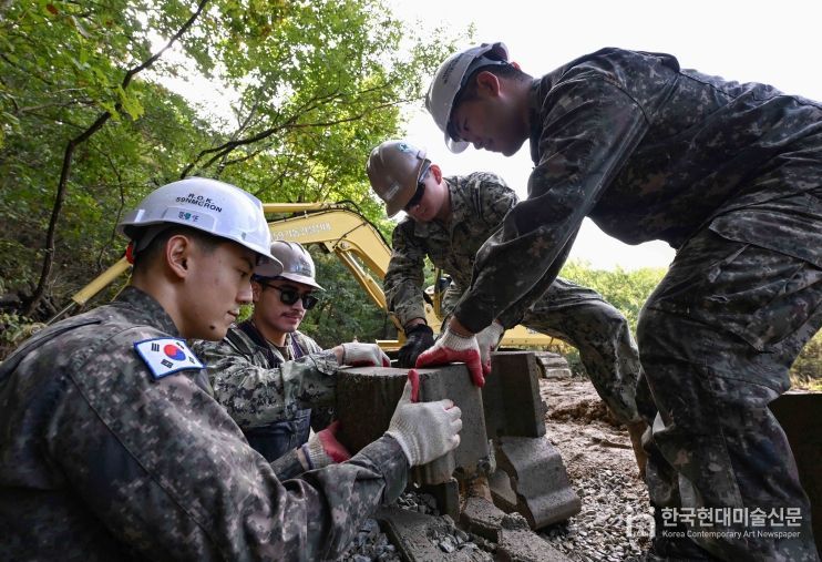 한·미 해군 공병 힘 합쳐, 참전용사 거주지역 노인회관 보수