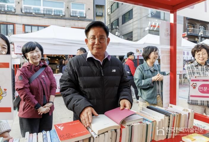 박강수 마포구청장이 기증받은 도서를 살펴보고 있다.