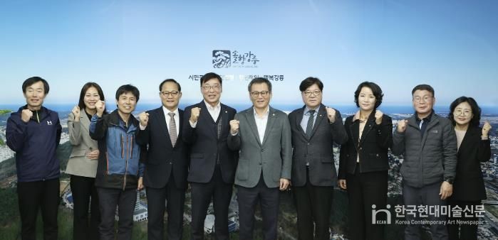 김병전 부천시의회 의장(왼쪽 다섯 번째), 오동택 부천시 행정안전국장(왼쪽 네 번째), 김홍규 강릉시장(오른쪽 다섯 번째)이 강릉시장 접견 기념 단체 사진을 촬영하고 있다.