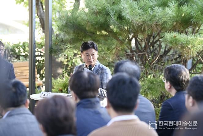 조용익 부천시장이 27일, 고라개공원에서 열린 ‘틈만나면, 현장속으로’ 에서 레미콘 공장 일대 환경오염 최소화를 위해 주민 및 업체 관계자와 의견을 나누고 있다.