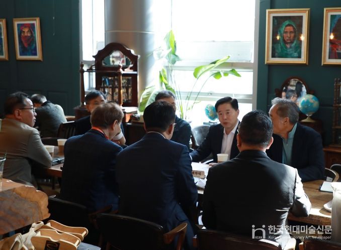 인천항만공사 이경규 사장이 OKTA 임원진들과 인천항 수출 관련 협의를 하고 있다