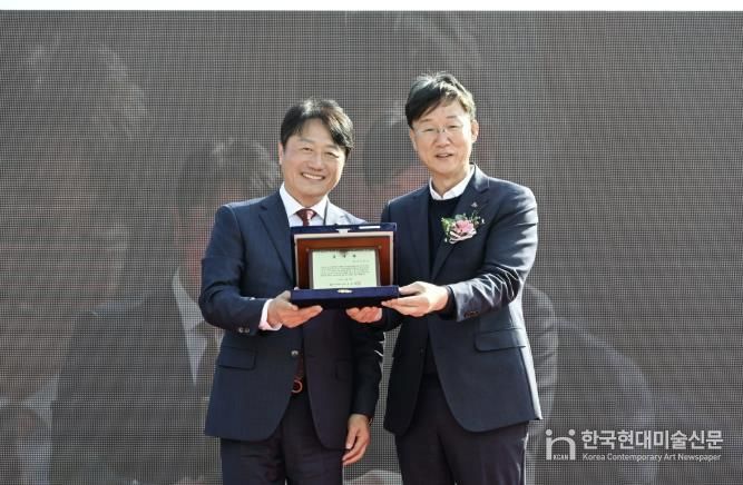 이민근 안산시장(오른쪽)이 윤동열 안산대학교 총장(왼쪽)으로부터 감사패를 전달받고 함께 기념촬영을 하고 있다.