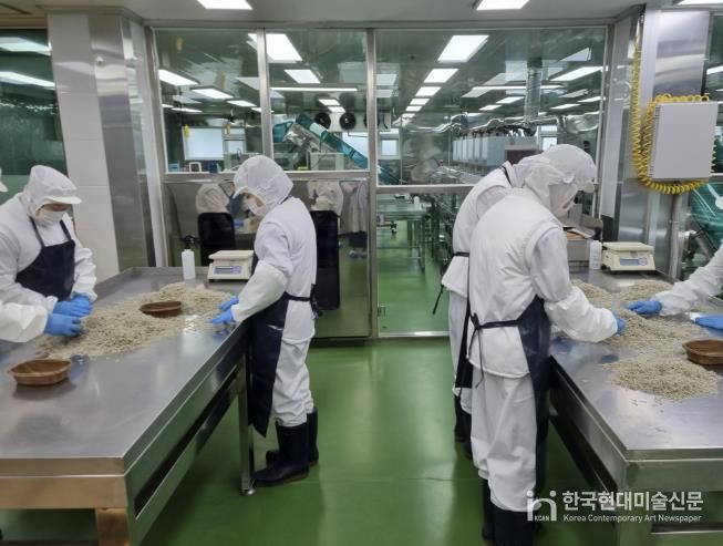 수산물 공급업체에서 학교급식 공급 예정인 식자재를 확인하고 있다.