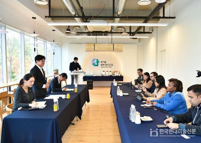 김병수 시장이 31일 남아공과 헝가리, 체코, 튀르키예, 필리핀, 인도, 태국 등 7개국 대표 외신들과 애기봉평화생태공원과 접경지 안보관광을 주제로 외신 기자 간담회를 진행했다.