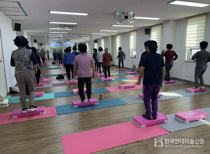 ‘신나는 스텝박스’ 참가자들이 상록수보건소 반월건강생활지원센터에서 스텝박스 운동을 하고 있다.