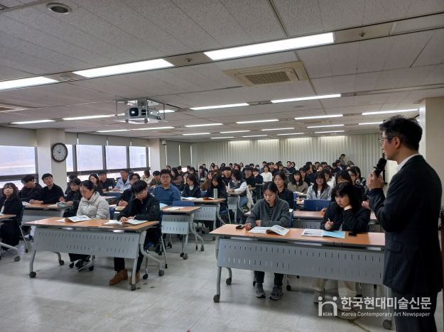 충주시 새내기 직원 대상 법무교육 추진(교육을 듣고 있는 직원들