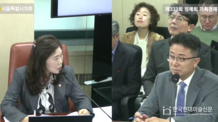 구미경 의원(왼쪽)이 경제실을 대상으로 행정사무감사에서 질의하고 있다.