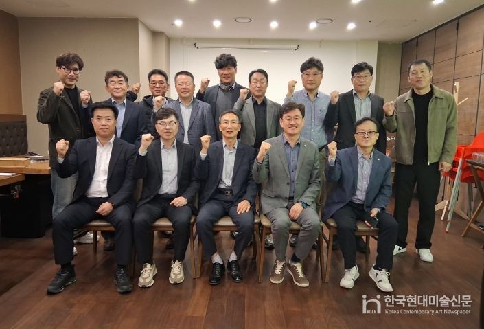 아산시·천안시와 생활권 현안 공유 및 상생협력 논의(첫 번째 줄 왼쪽에서 세 번째 방효찬 아산시 도시개발국장, 네 번째 이경열 천안시 도시주택국장)