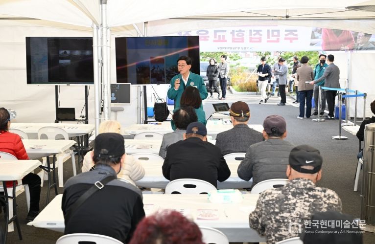정종복 기장군수가 방사능방재 훈련에서 참여 주민들에게 훈련 내용을 설명하고 있다