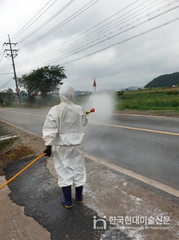 천안 풍서천 일대에서 H5형 조류인플루엔자(AI) 항원이 확인된 가운데 천안시가 인근 가금농가 입구를 통제하고 있다.