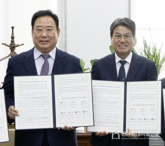지난 7일 국회를 방문한 김돈곤 군수가 농림축산식품해양수산위원회 어기구 위원장을 만나 농어촌 기본소득 시범사업의 국비 비율 상향을 건의하고 있다.